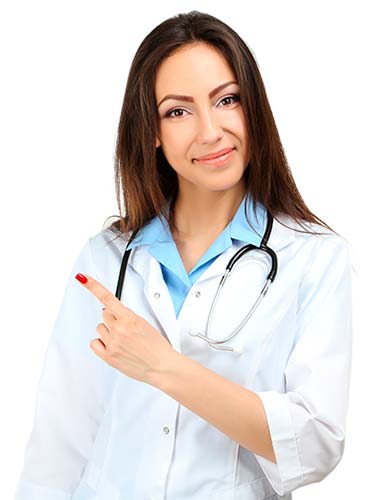 женщина врач в медицинском халате указывает пальцем влево